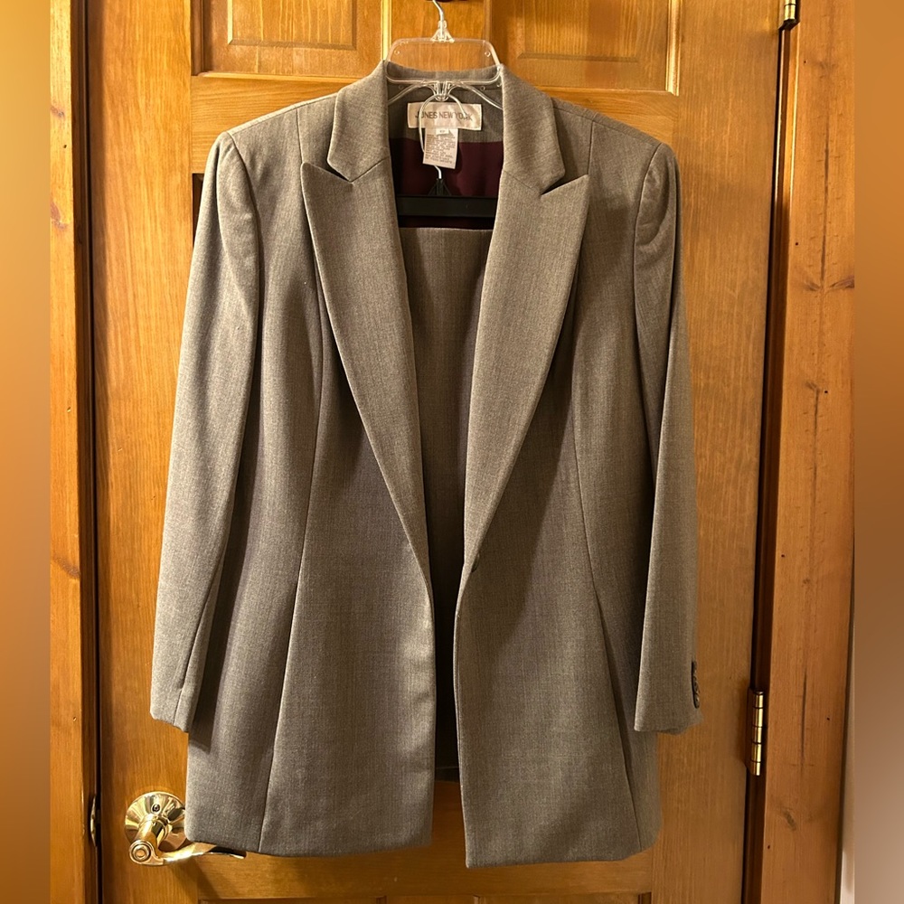 Jones New York 2 Piece Skirt Suit, Size 12 🍎